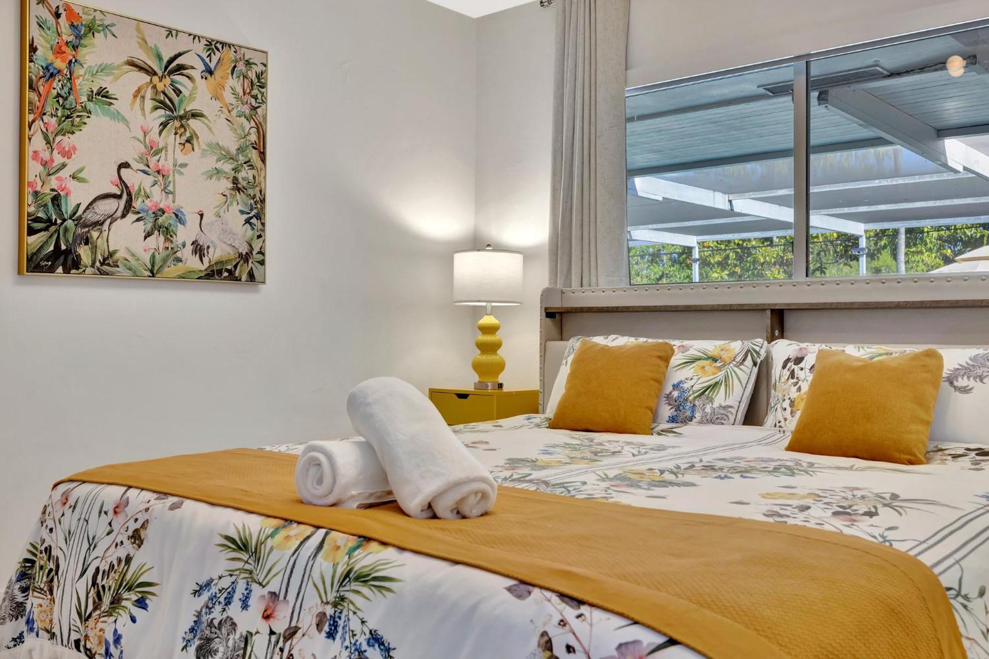 Holiday home 3bd Ft Lauderdale Xl Pool, Unique Playground, Bbq, Beach, Family Memories