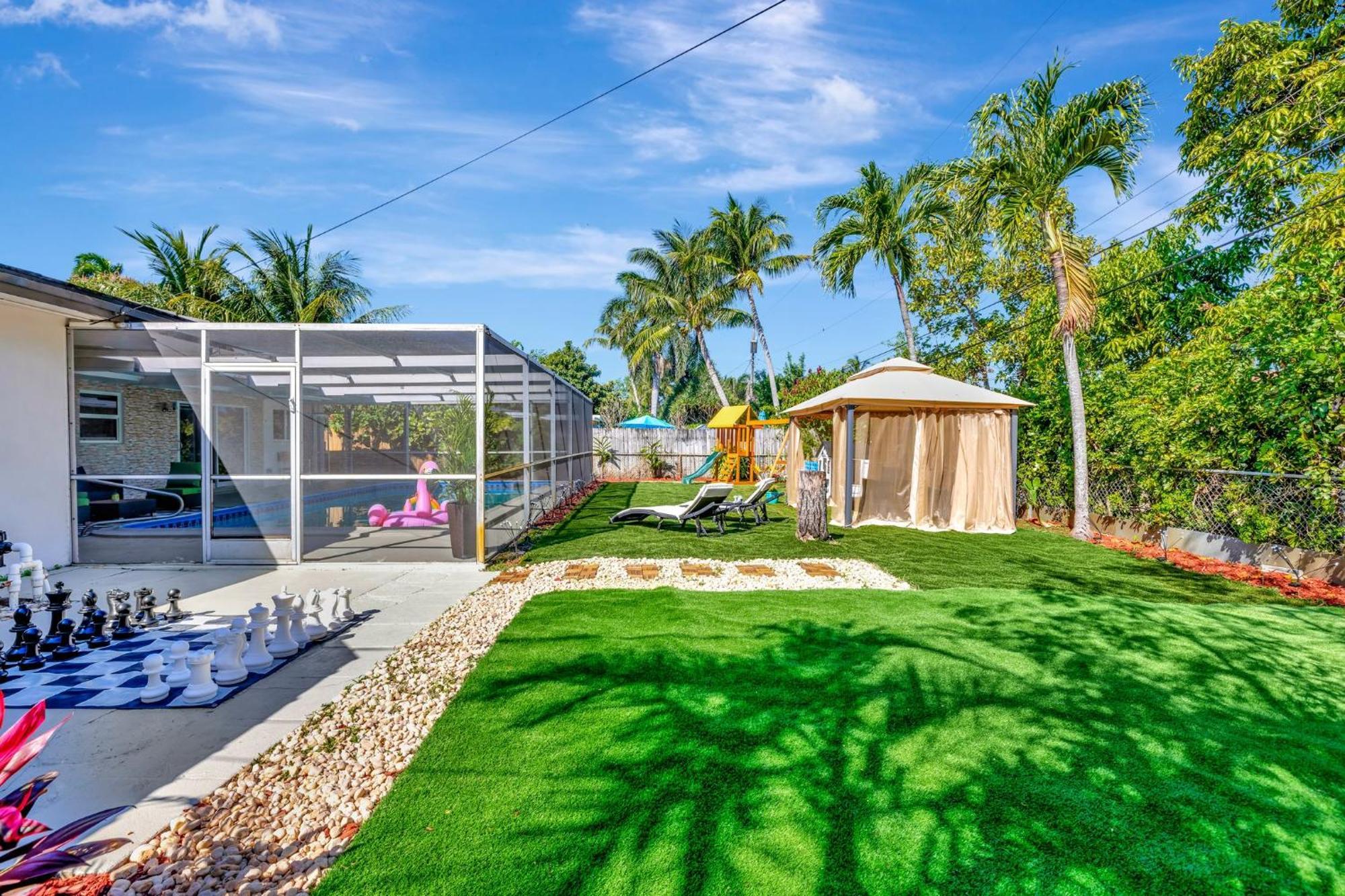 Holiday home 3bd Ft Lauderdale Xl Pool, Unique Playground, Bbq, Beach, Family Memories *
