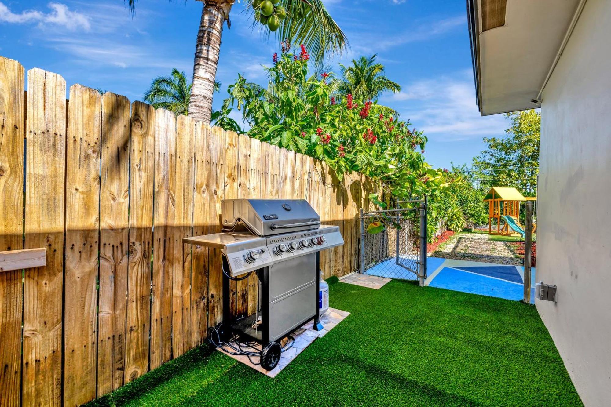 Holiday home 3bd Ft Lauderdale Xl Pool, Unique Playground, Bbq, Beach, Family Memories